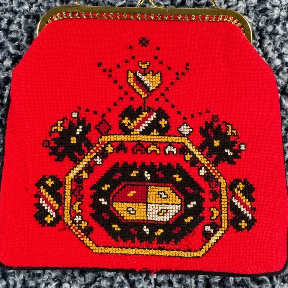 Vintage Red Needlepoint Heraldic Crest Evening Bag Gold Chain Kiss Lock Clutch